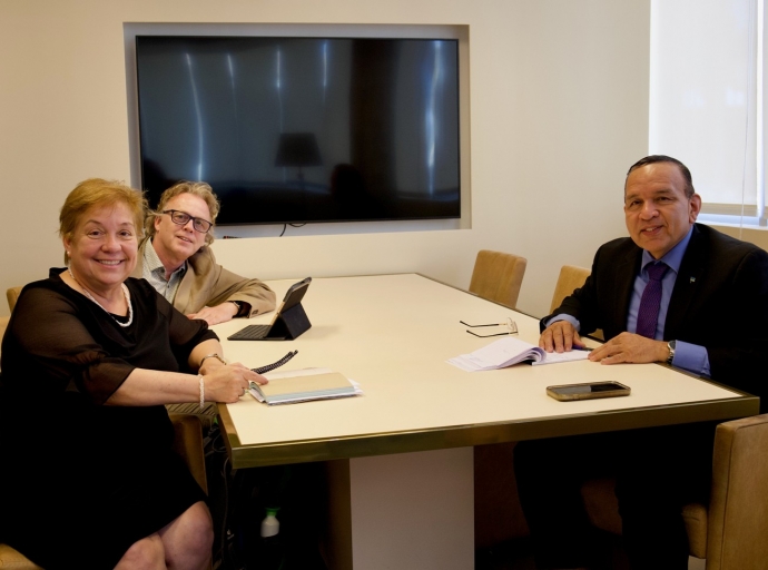 Stichting Lezen a yuda Biblioteca Nacional Aruba cu material pa e proyecto di BoekStart