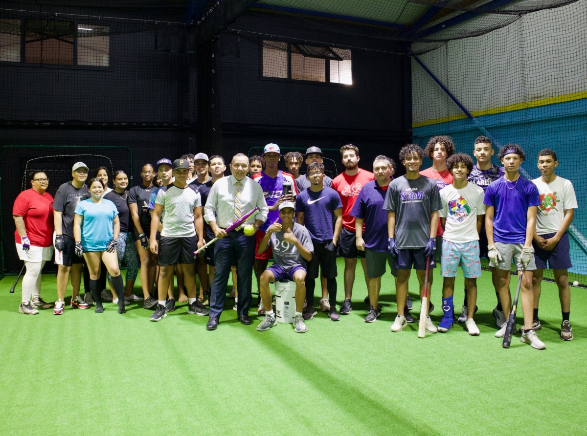 Minister Endy Croes a bishita 297 Baseball Academy