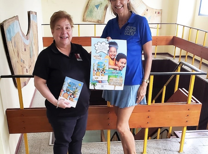 Director di Biblioteca Nacional Aruba a ricibi e ‘Buki di Pret’