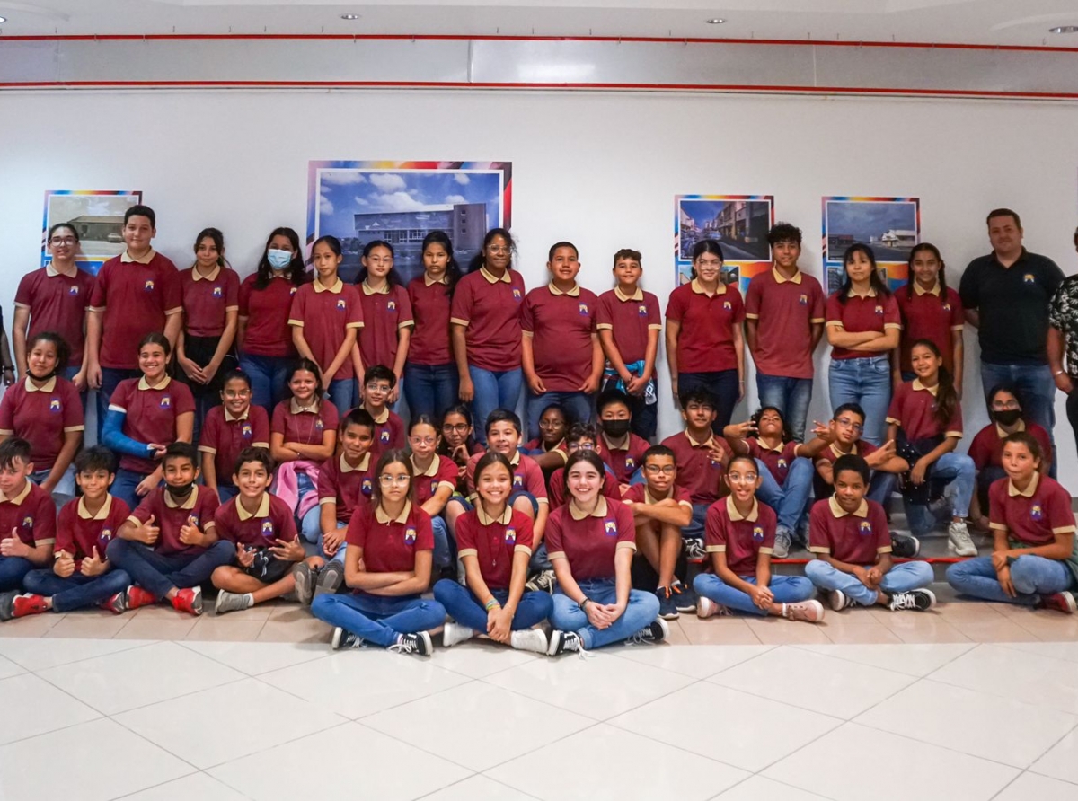 Alumnonan di 6de klas Colegio Conrado Coronel a bishita Archivo Nacional Aruba