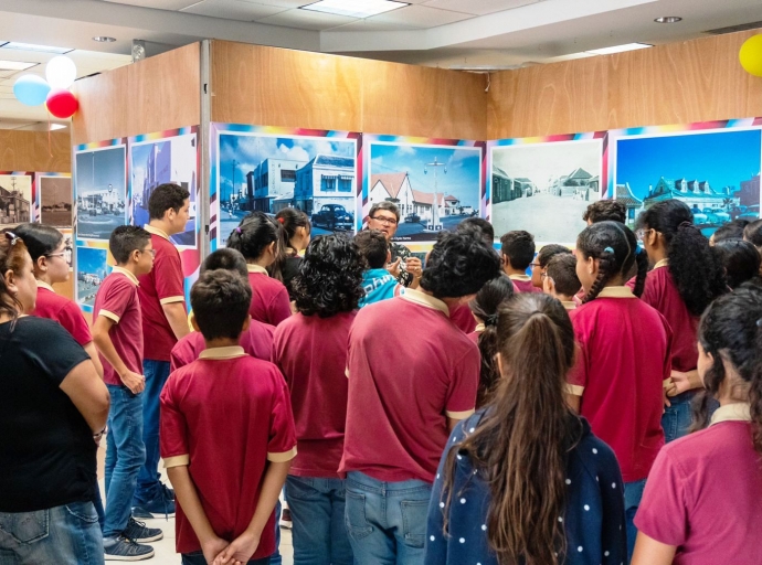 Alumnonan di 6de klas Colegio Conrado Coronel a bishita Archivo Nacional Aruba