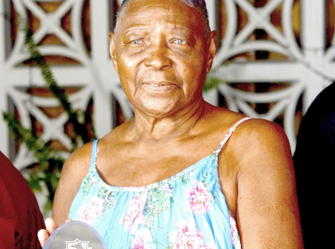 Cultura di Aruba ta rindi homenahe na e recien fayeci Mary Simon cu ta un cara hopi conoci durante Jouvert Morning