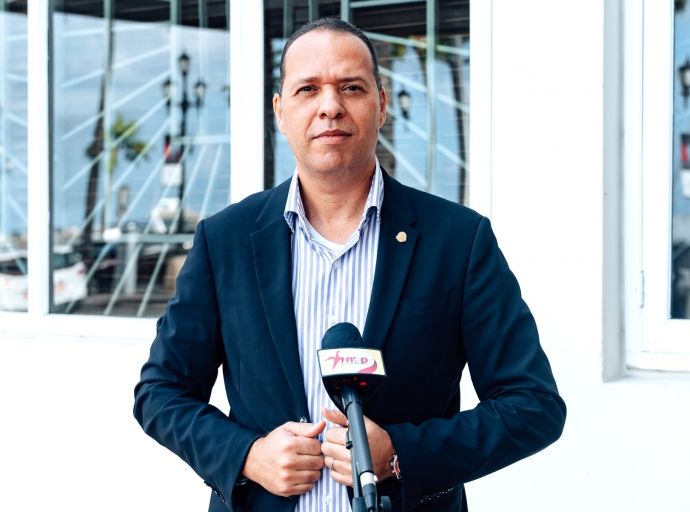 Marco Berlis di MEP mustrando cu prijs di gasolin mundialmente ta kibrando record
