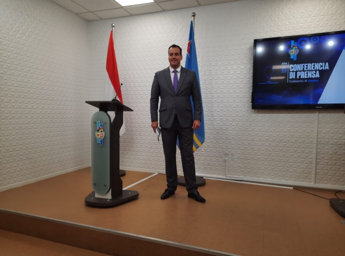 Minister Geoffrey Wever ta splica tocante e ley pa proteha e consumidor di prestamo financiero