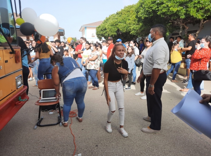 Den bus, e studiantenan a yega Colegio San Antonio pa haya nan resultado
