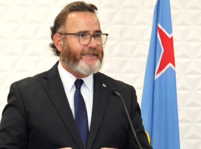 Ministro Glenbert Croes splicando pakico e no ta reacciona ainda riba e sentencia di Huez