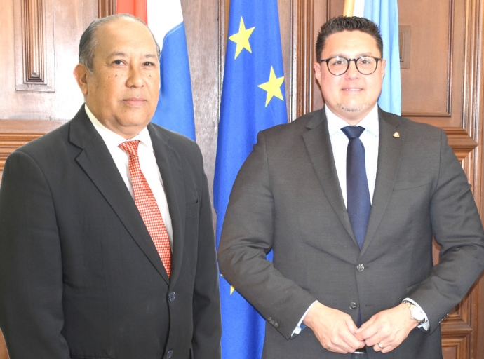 Guillfred Besaril ta tuma retiro y Ady Thijsen lo keda cu e encargo di Minister Plenipotenciario