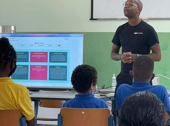 Fundacion Telefon pa Hubentud Aruba a bay Saba pa comparti proyecto “Stop Termento”