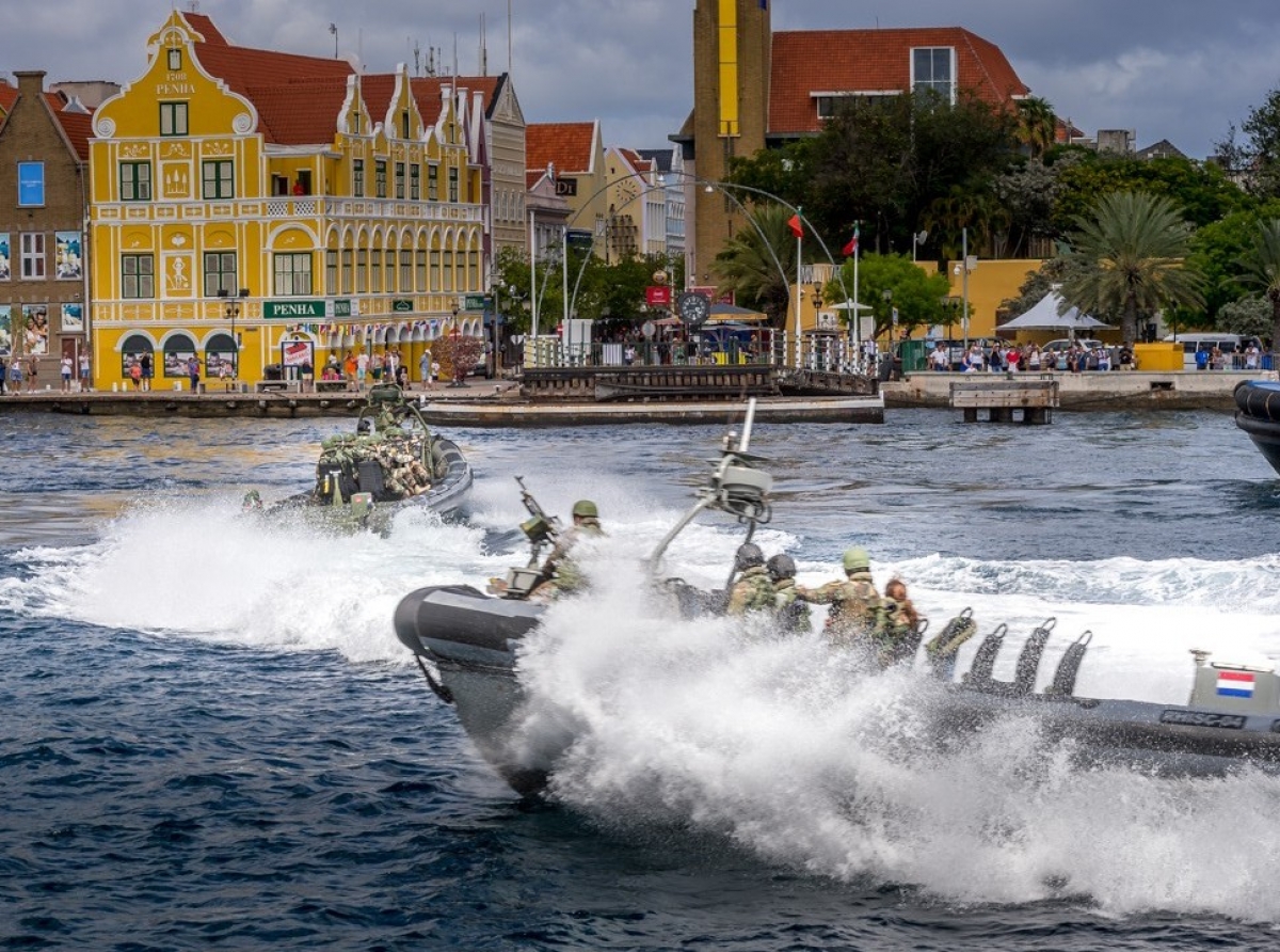 Boto FRISC di Defensa Hulandes a bay dal duro contra costa durante Show na Curaçao