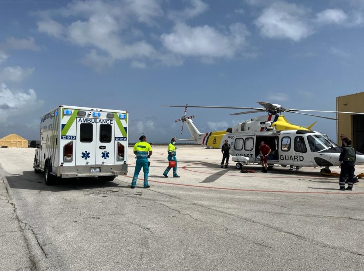 Helicopter a yuda homber cu a sali cay for di baranca na Curaçao