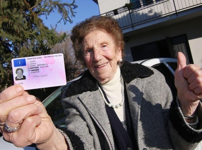 Dama Italiano di 100 aña a renoba rijbewijs pasobra e kier sigui goza   