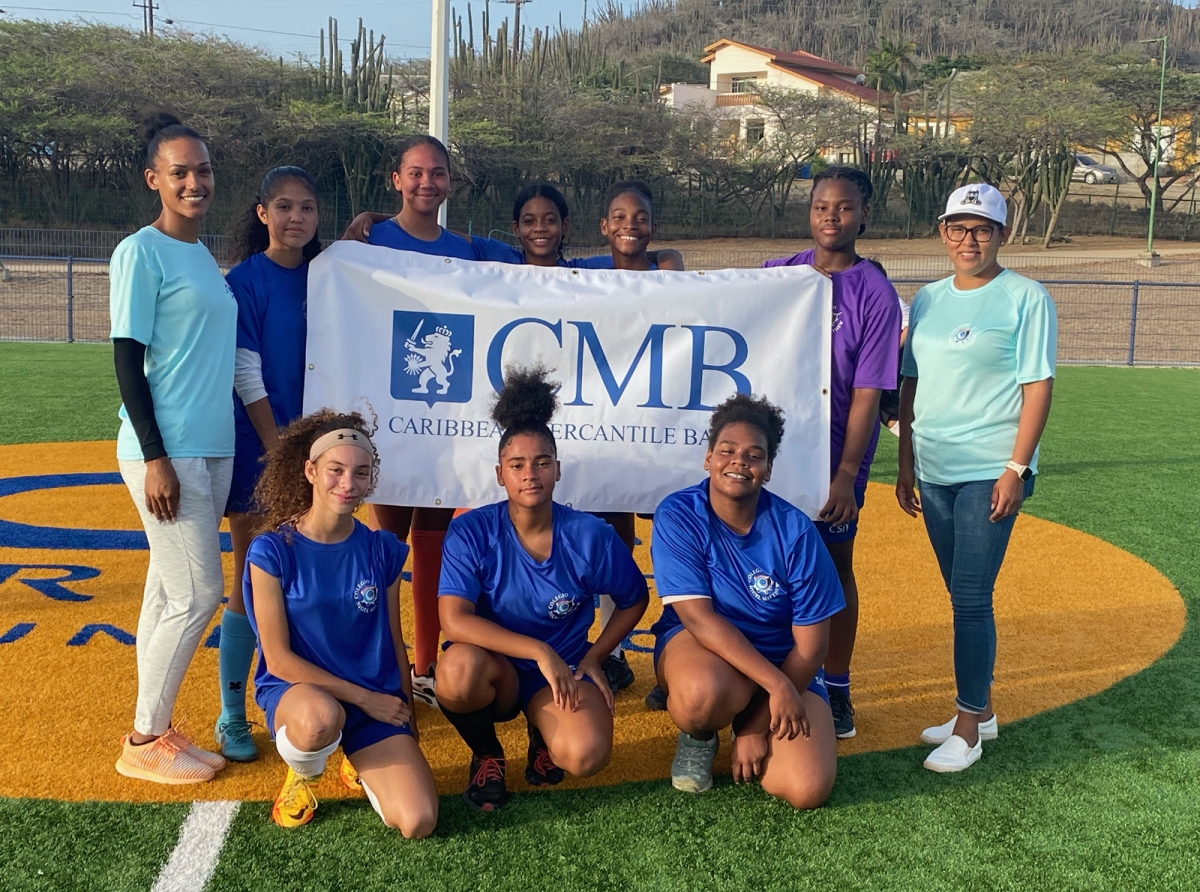 CMB patrocinando deportistanan di Colegio Nigel Matthew Aruba