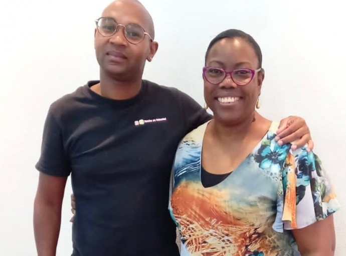Telefon pa Hubentud Aruba cu training na profesionalnan di e isla di Saba