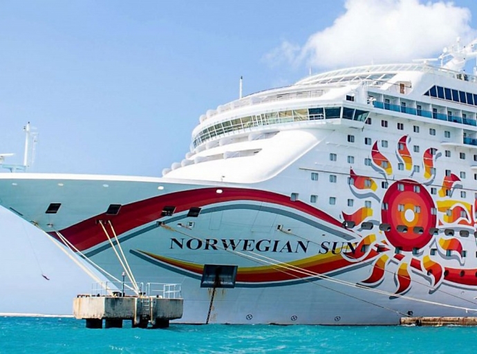 Barco di Norwegian Cruiseline a dal un iceberg na Alaska   