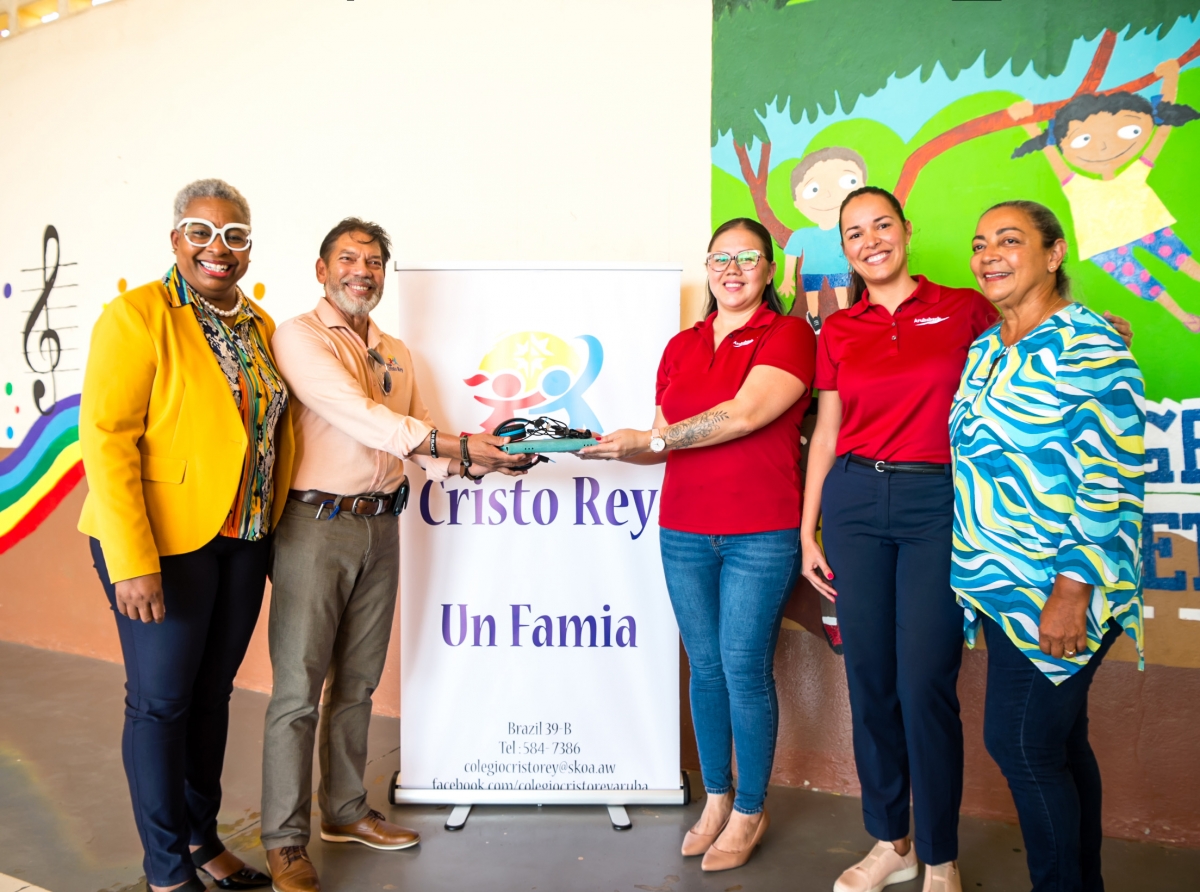 Aruba Bank a haci donacion di “tablets” na Stichting Hunga Teca