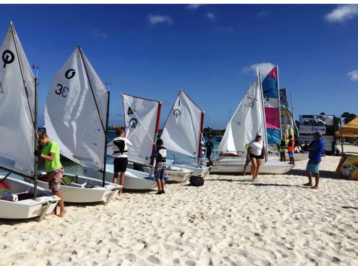 The Aruba International Regatta lo tuma lugar entre 19 cu 21 di augustus