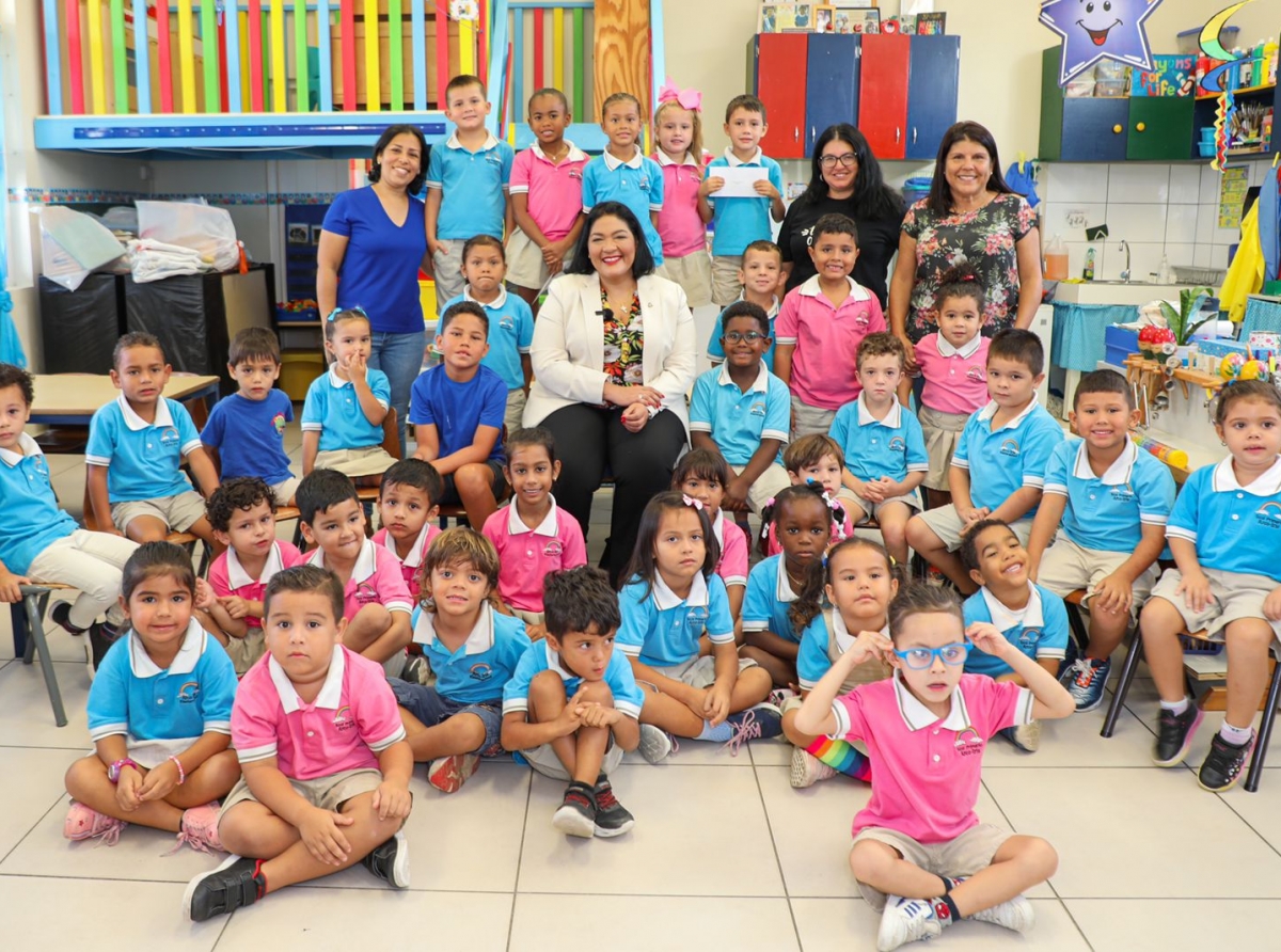 Minister di Cultura a entrega premio na Muchanan di klas roos y blauw di Arco Iris Kleuterschool