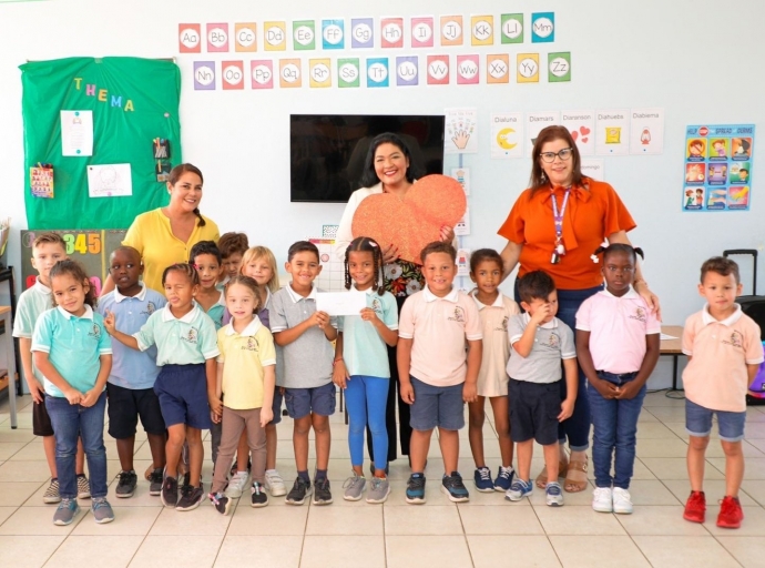 Muchanan di Klas 4 di Imelda Kleuterschool a ricibi nan premio di competencia “ Un Rima Pa Mi Isla