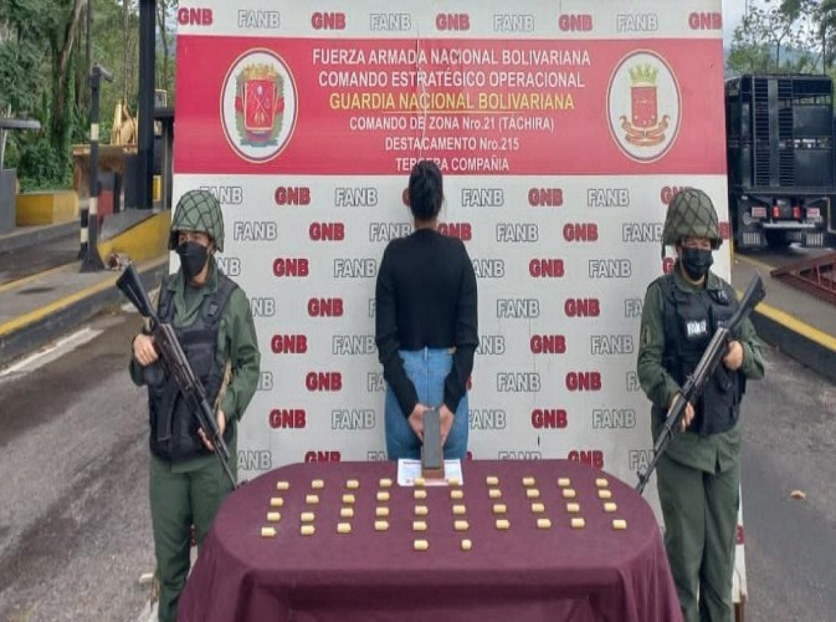 Muher cu mey kilo di cocaina den stoma a purba drenta Venezuela