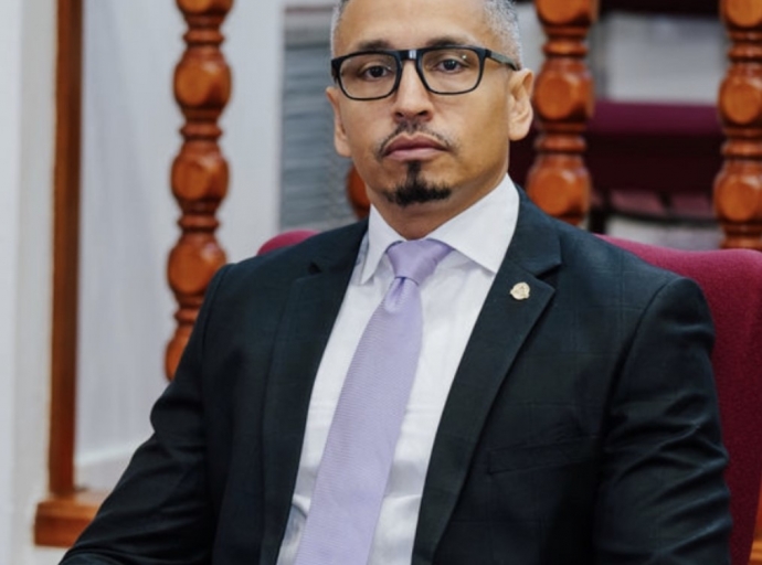 Parlamentario Alvin Molina ta referi na e contract di WEB Aruba N.V. cu Eagle LNG