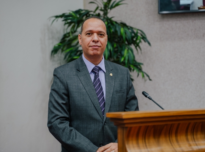 Mike de Meza ta condena contract cu productor di gas Eagle LNG