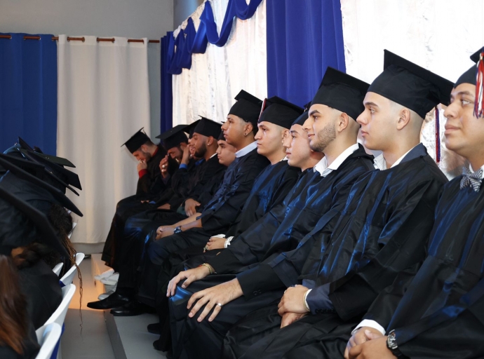 Minister Croes ta felicita e graduadonan Ibero American Primary School & High School