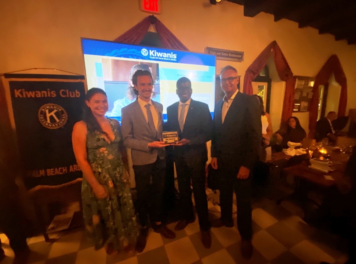 Kiwanis Club of Palm Beach a instala 4 miembro nobo