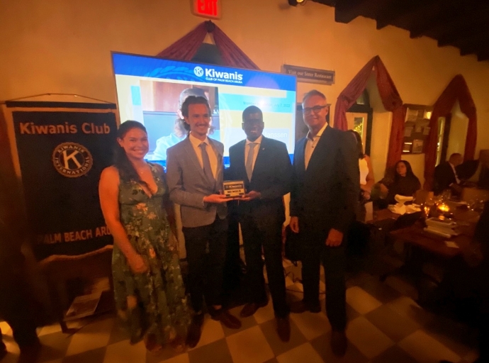 Kiwanis Club of Palm Beach a instala 4 miembro nobo