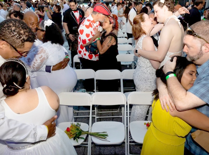 Como 500 pareha cu a pospone nan boda debi na Covid-19 a participa den matrimonio masivo na New York