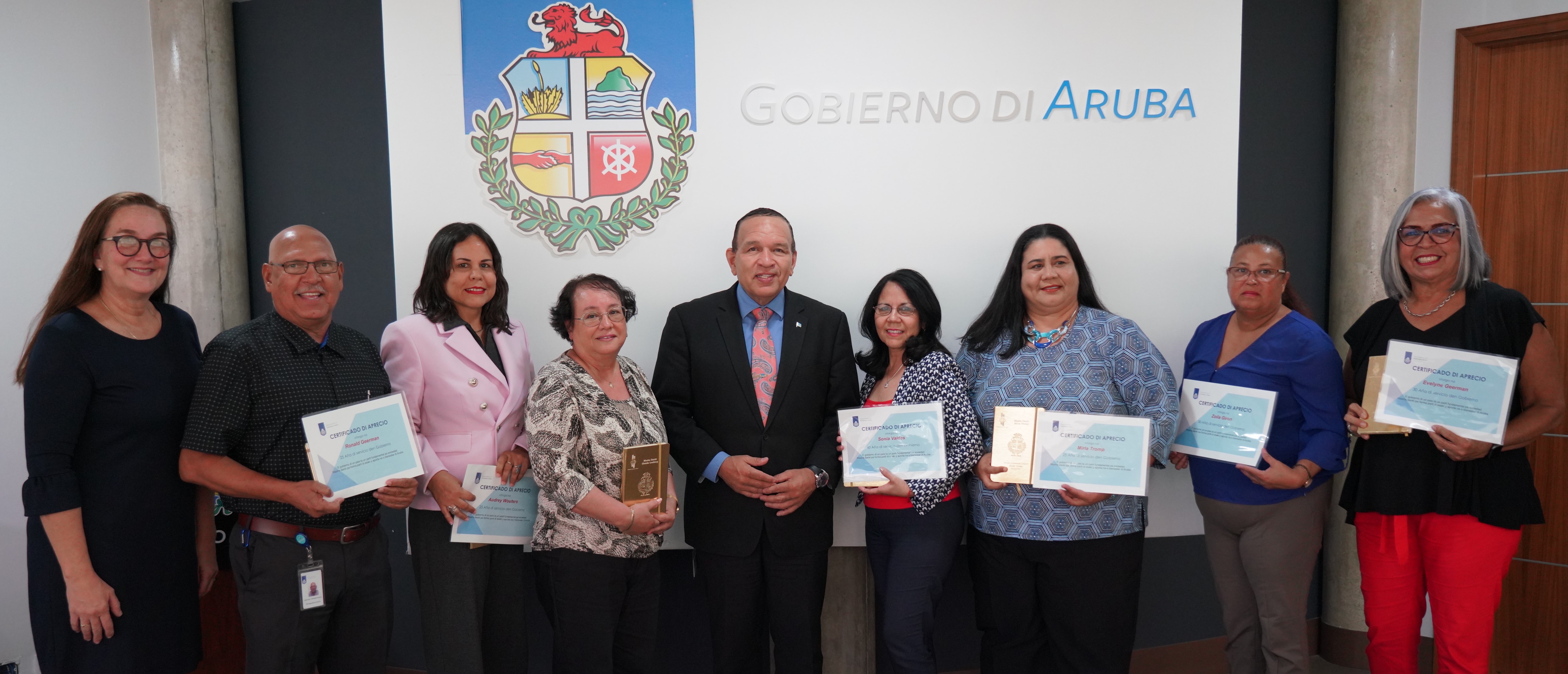 A entrega reconocemento na siete hubilario di Departamento di Enseñansa