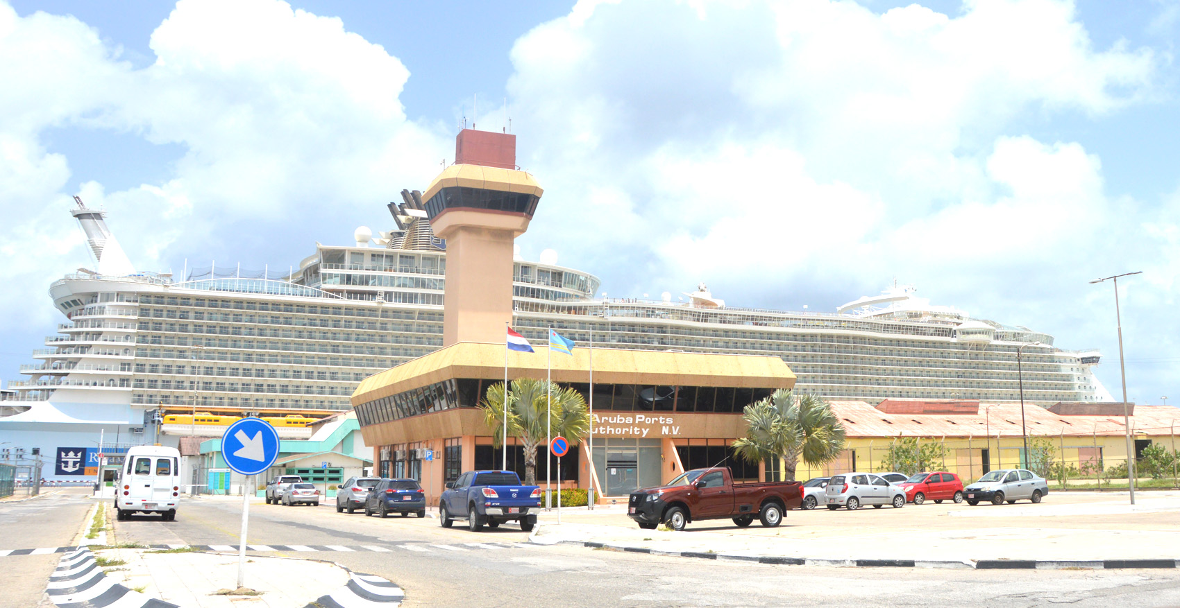 Barco crusero a trece hopi turista den Oranjestad