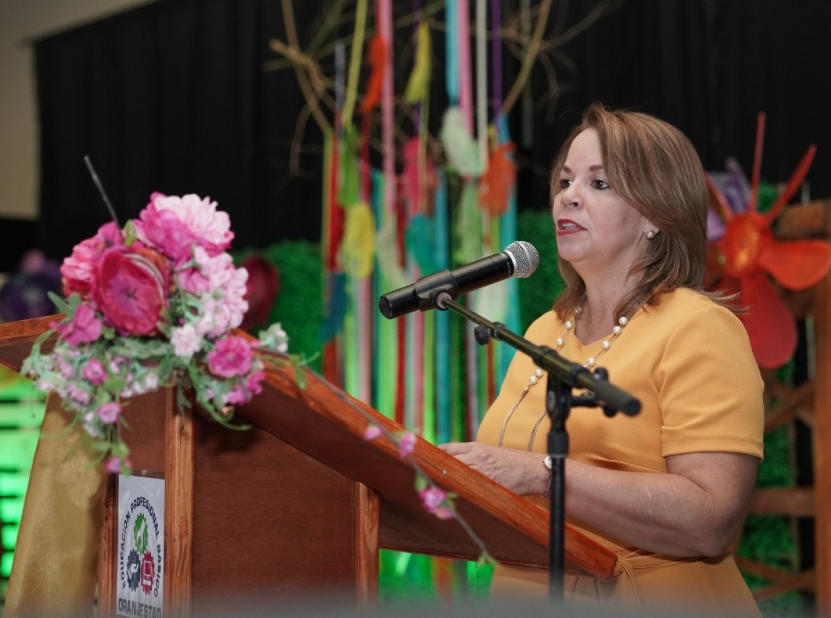 “Bunita pa mira tur e hobennan cu a gradua di educacion profesional basico unidad servicio”