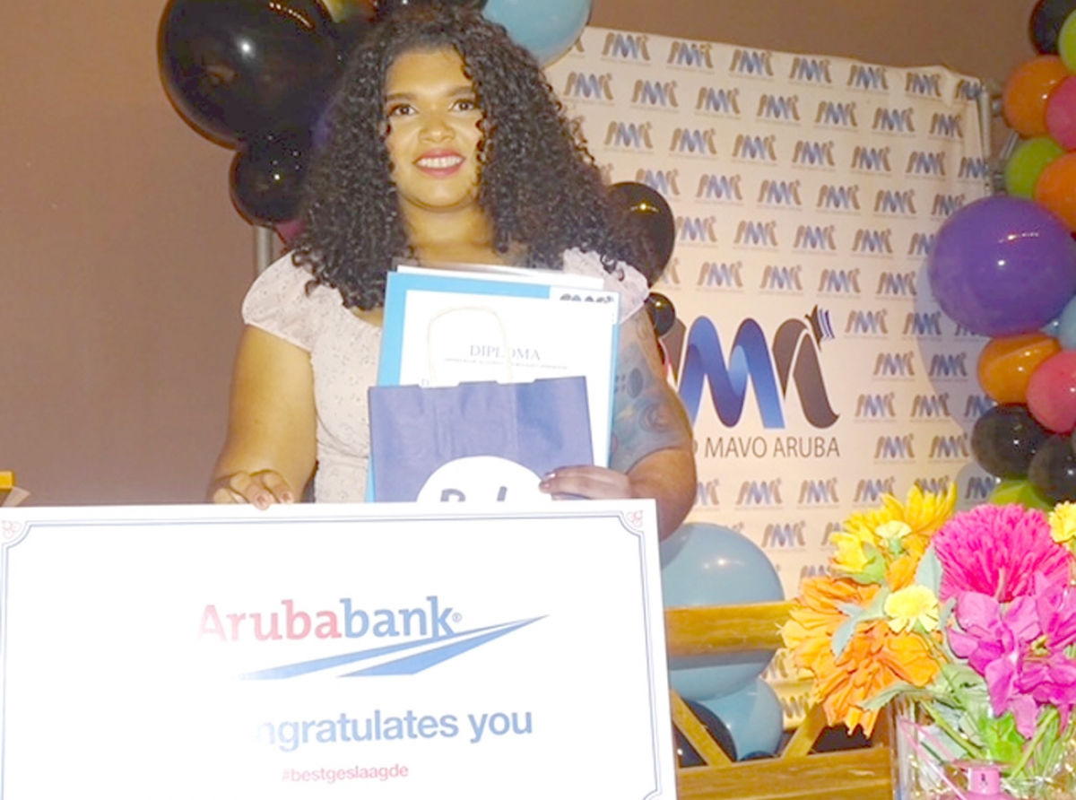 Aruba Bank na forma special a honra Millie Rodriguez