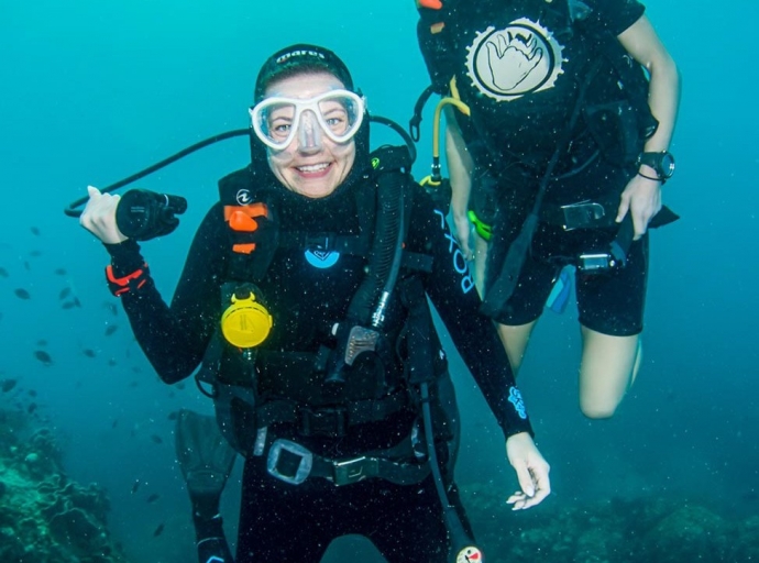 Awe ta dia special pa tur hende muher cu ta scuba dive pa bay yuda haci fondo di lama limpi