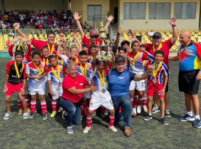 Minister Endy Croes a entrega trofeo di campeon U9 Liga Oro na ekipo RCA