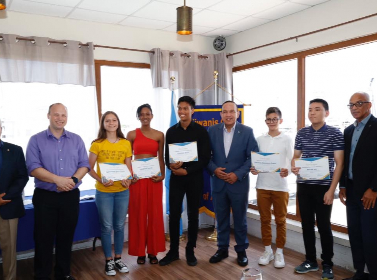 Entrega di ‘Clint Whitfield Outstanding  Student  Awards 2022’ na 10 alumno di Colegio Arubano