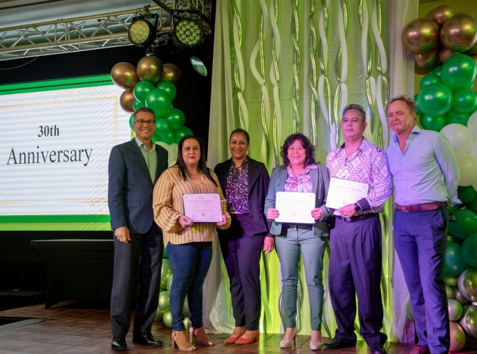 Minister Oduber cu felicitacion na 28 empleado di Divi resort riba nan aniversario