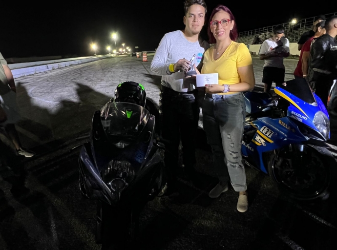 Ganadornan feliz durante competencia di Street Legal