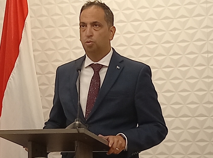 AZV ta trahando pro-activo pa yena vacaturanan y baha scarcedad di Docternan di Cas