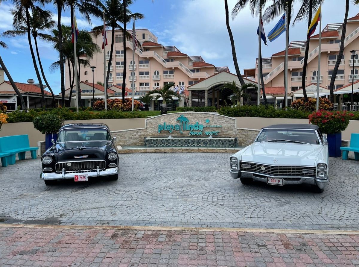 Diasabra anochi lo tin show di Classic Car Club dilanti Playa Linda Beach Resort