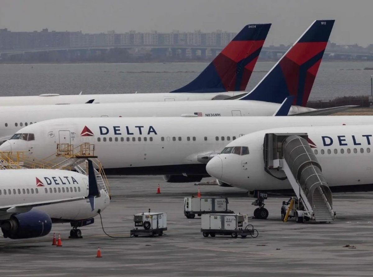 Avion di Delta rumbo pa Atlanta a dal den un otro Delta na Aeropuerto di Miami