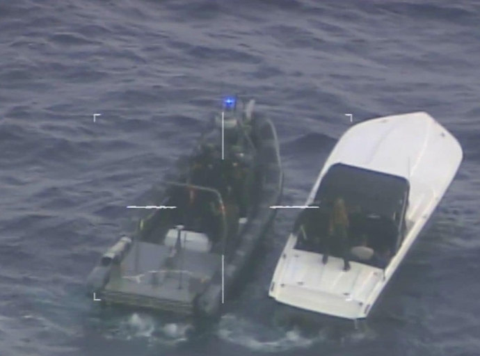 Guardacosta di Caribe Hulandes a los tiro y mata un narcotraficante riba Speedboat