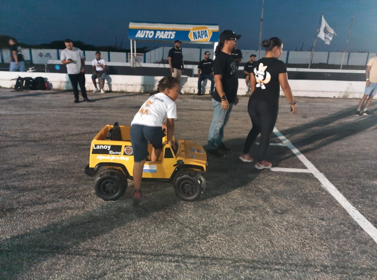 Futuro Dragracers tambe a goza na Barcadera Nights