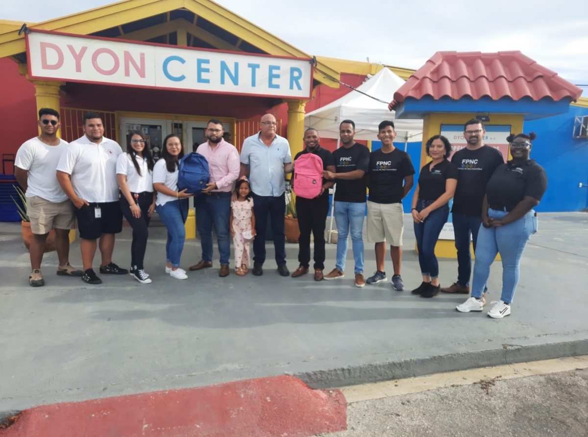 Dyon Center cu bunita donacion pa muchanan den necesidad 