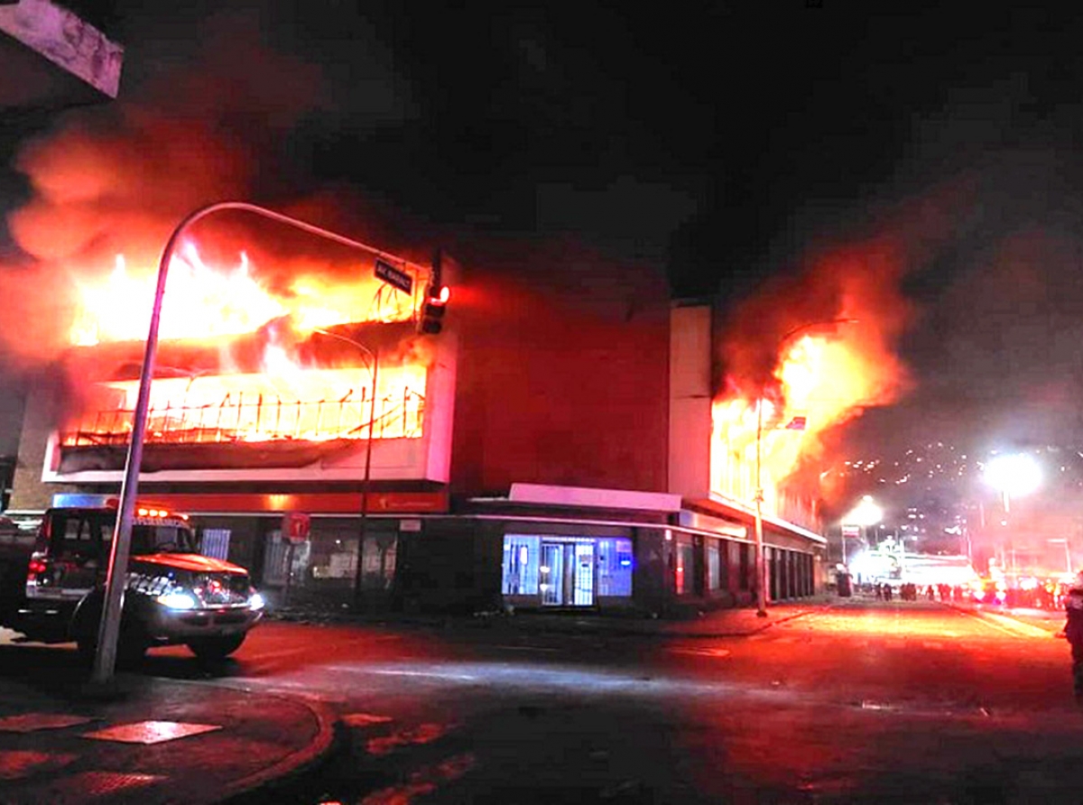 Candela di seis ora largo a destrui un Centro Comercial na Caracas