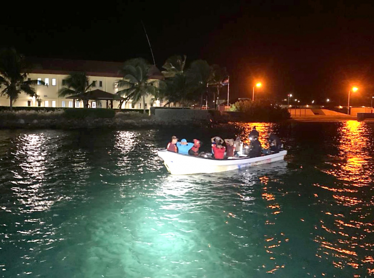 Polis y Guardacosta a stop un boto cu 8 stranhero indocumenta cu kier a drenta Aruba