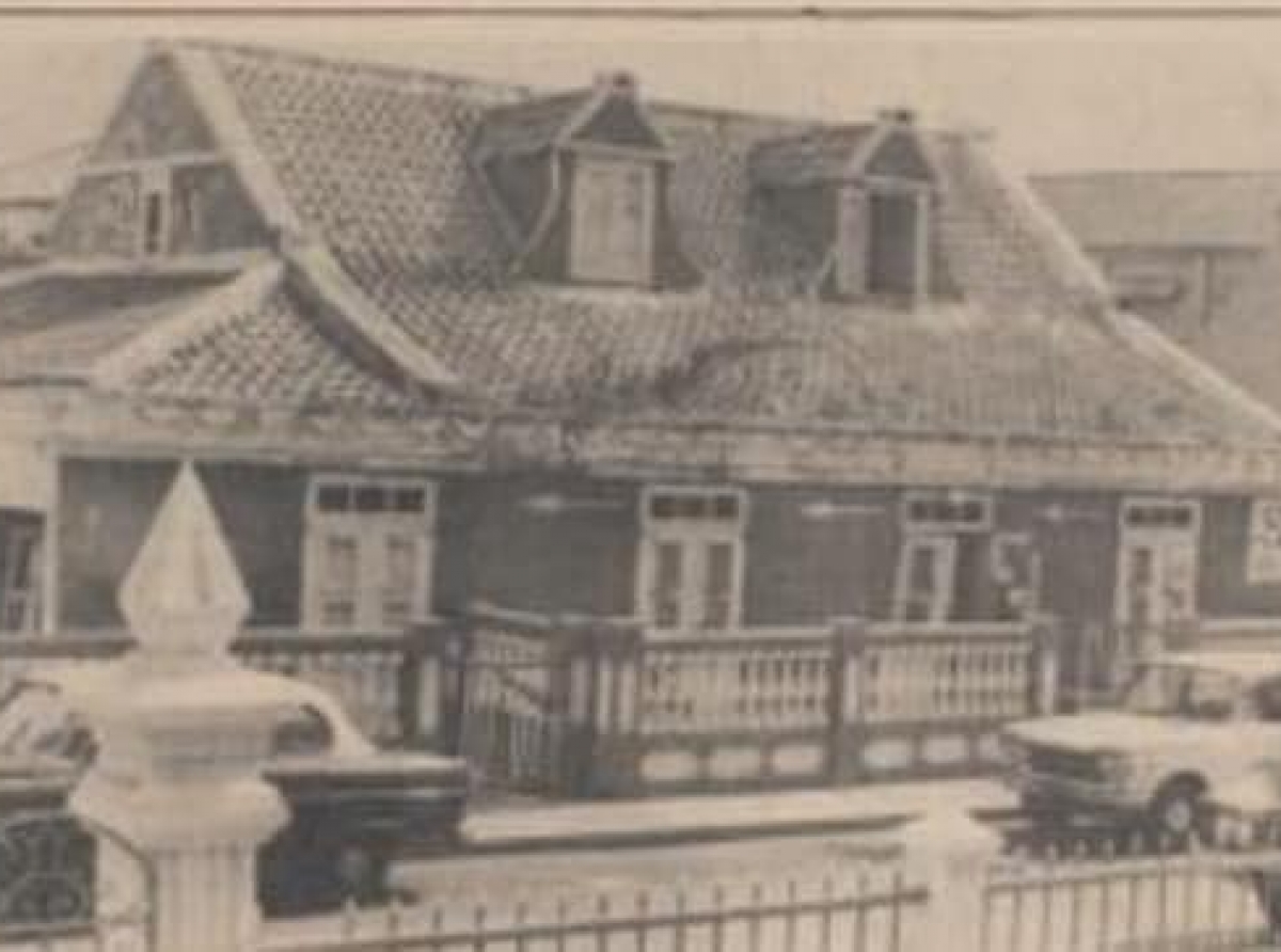  Awe e edificio di Paris Restaurant ta conoci na e skina Wilhelminastraat y Oranjestraat.