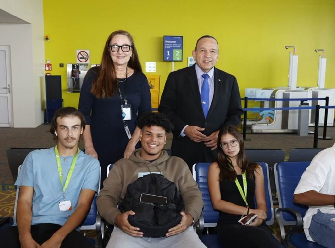 Minister di Enseñanza a despedi di e di dos grupo di studiantenan cu a sali rumbo pa Hulanda