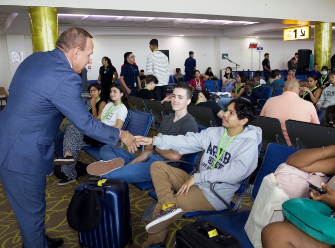 Minister Endy Croes a desea e studiantenan cu a sali pa Hulanda tur clase di exito cu nan estudio avansa