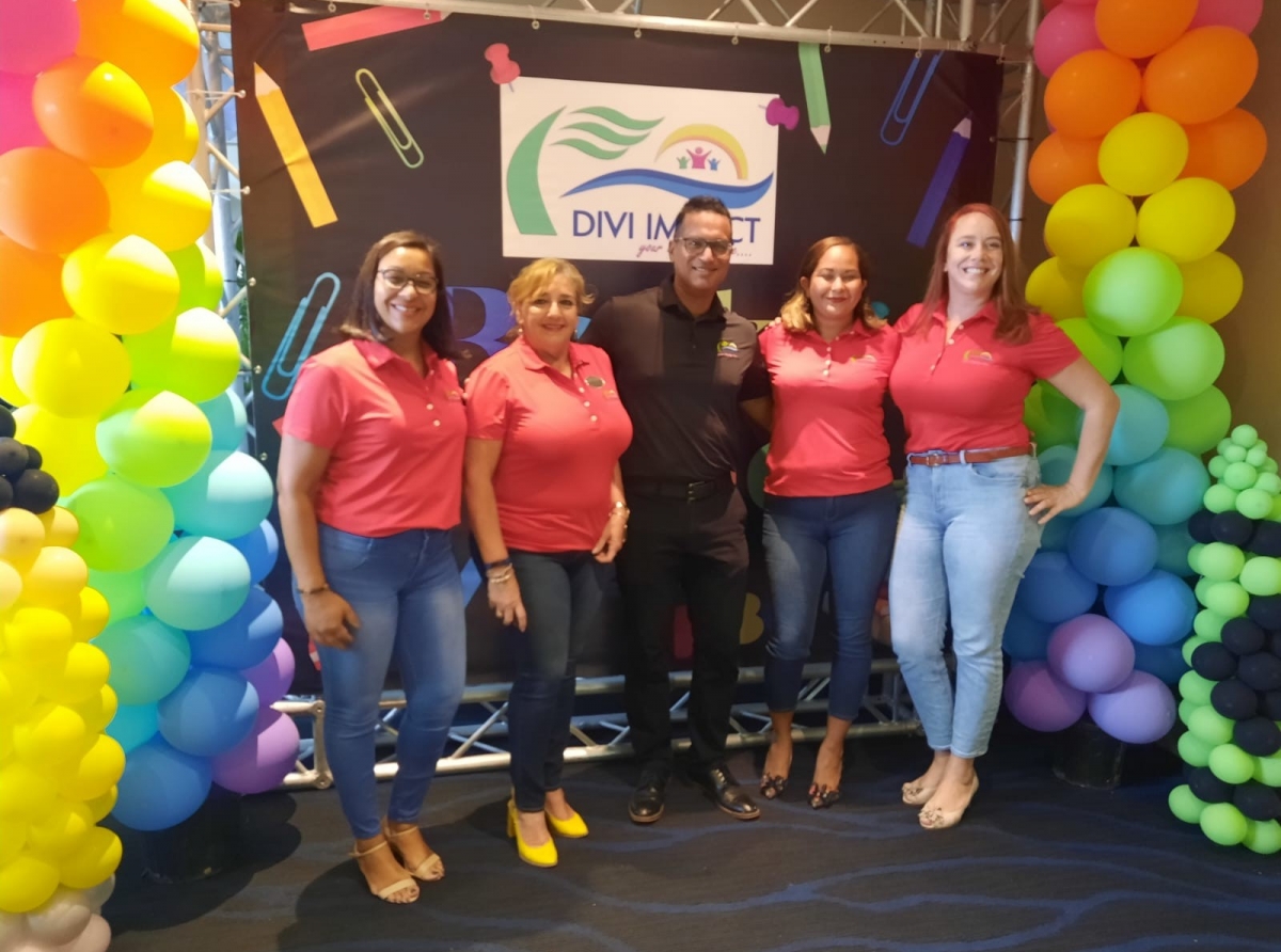 Divi Impact Foundation a entrega certificado na 209 yiu di empleado pa 'back to school' y seis 'scholarship'